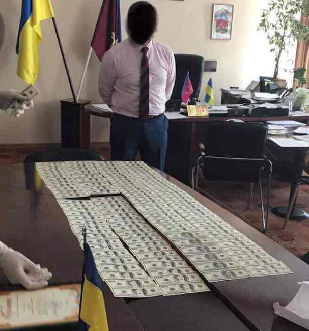 На хабарі у майже 33 тис. доларів затримали голову РДА у Хмельницькій області